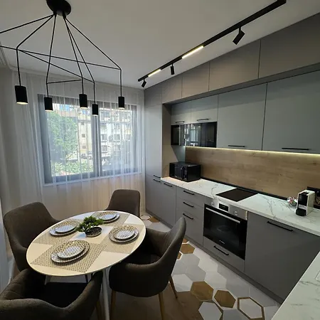 Desire Luxury With Private Garage דירה